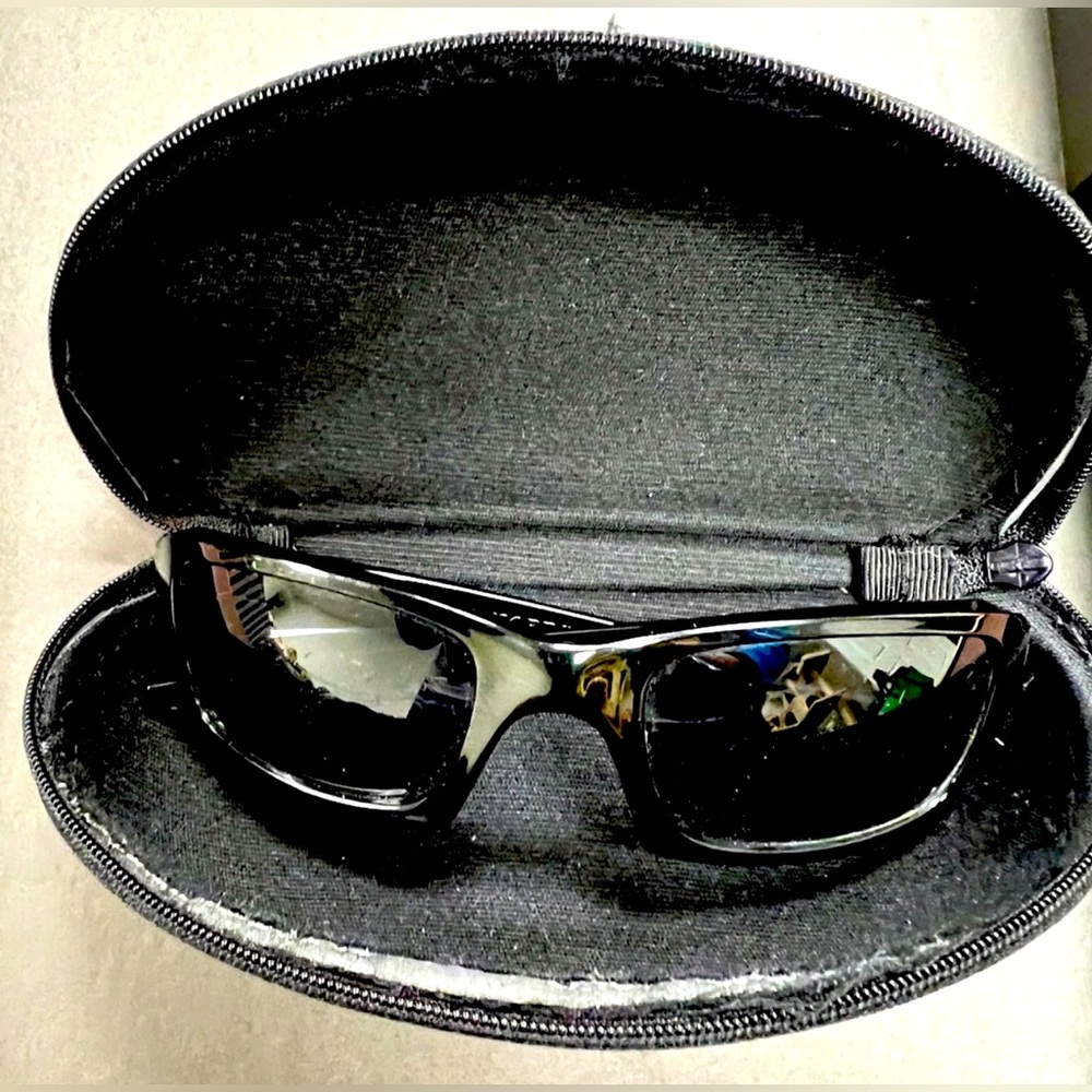 Oakley SUNGLASSES Men’s. Black frame, black lens, with case